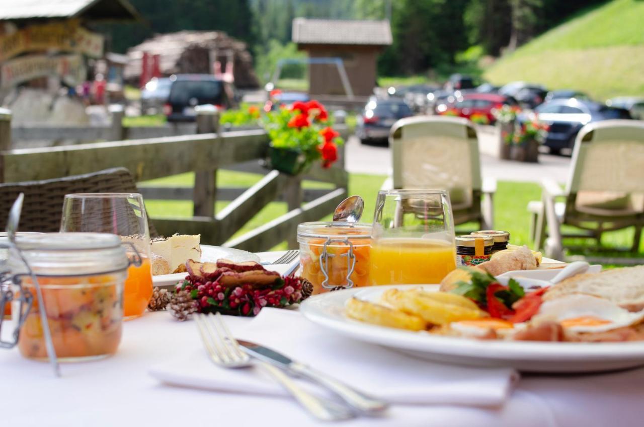 Hotel Valacia Pozza di Fassa Eksteriør billede