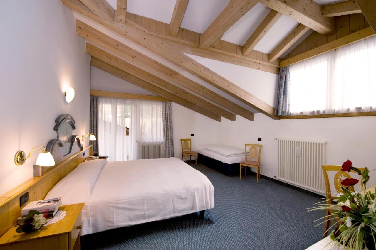 Hotel Valacia Pozza di Fassa Eksteriør billede