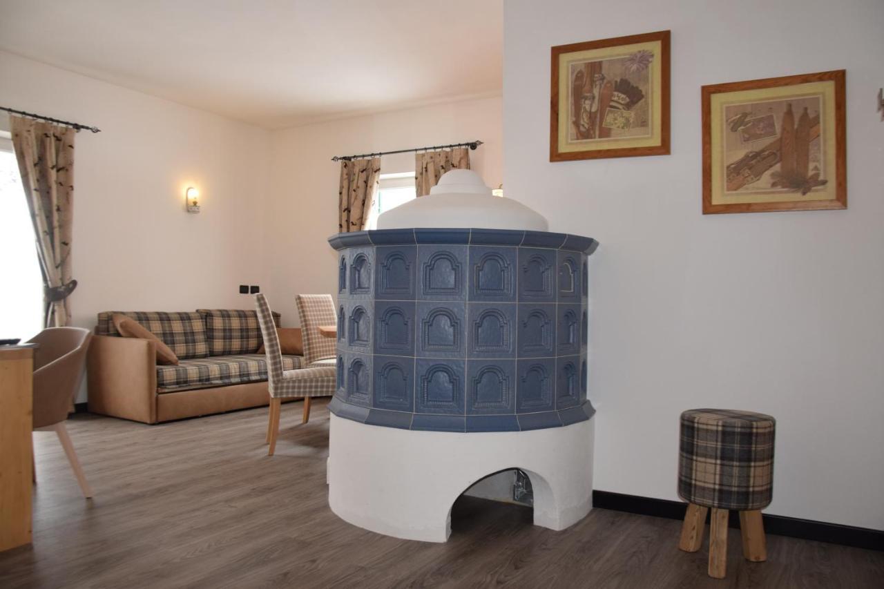 Hotel Valacia Pozza di Fassa Eksteriør billede
