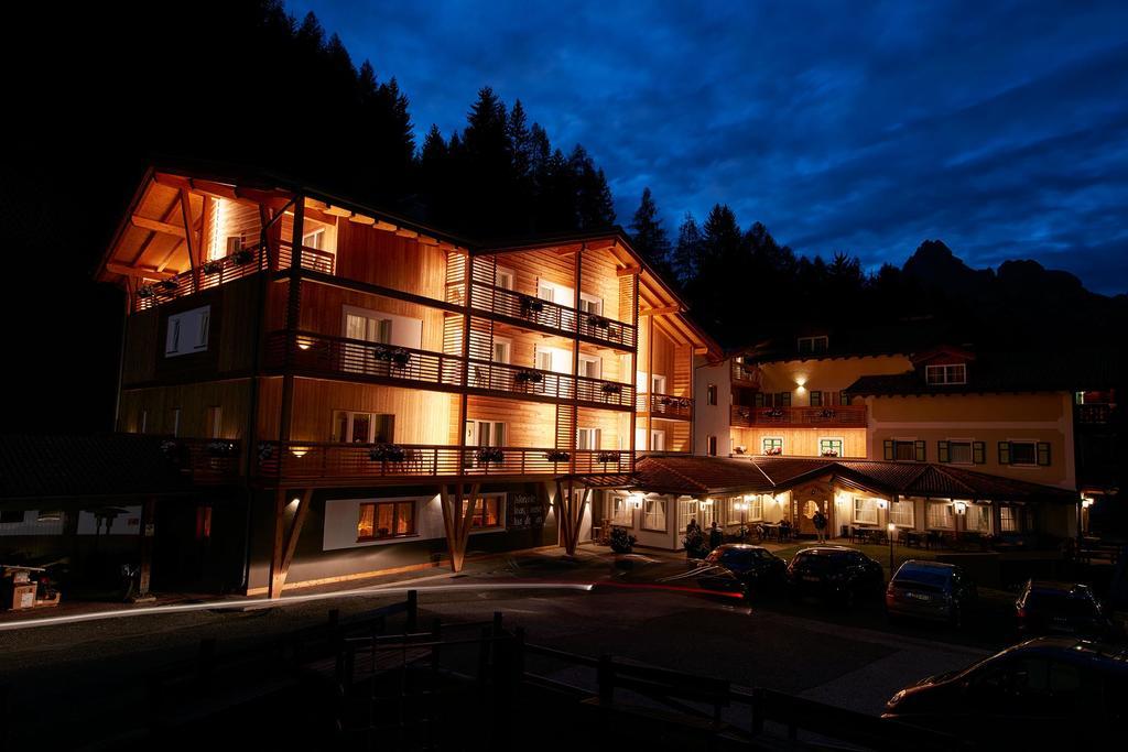 Hotel Valacia Pozza di Fassa Eksteriør billede