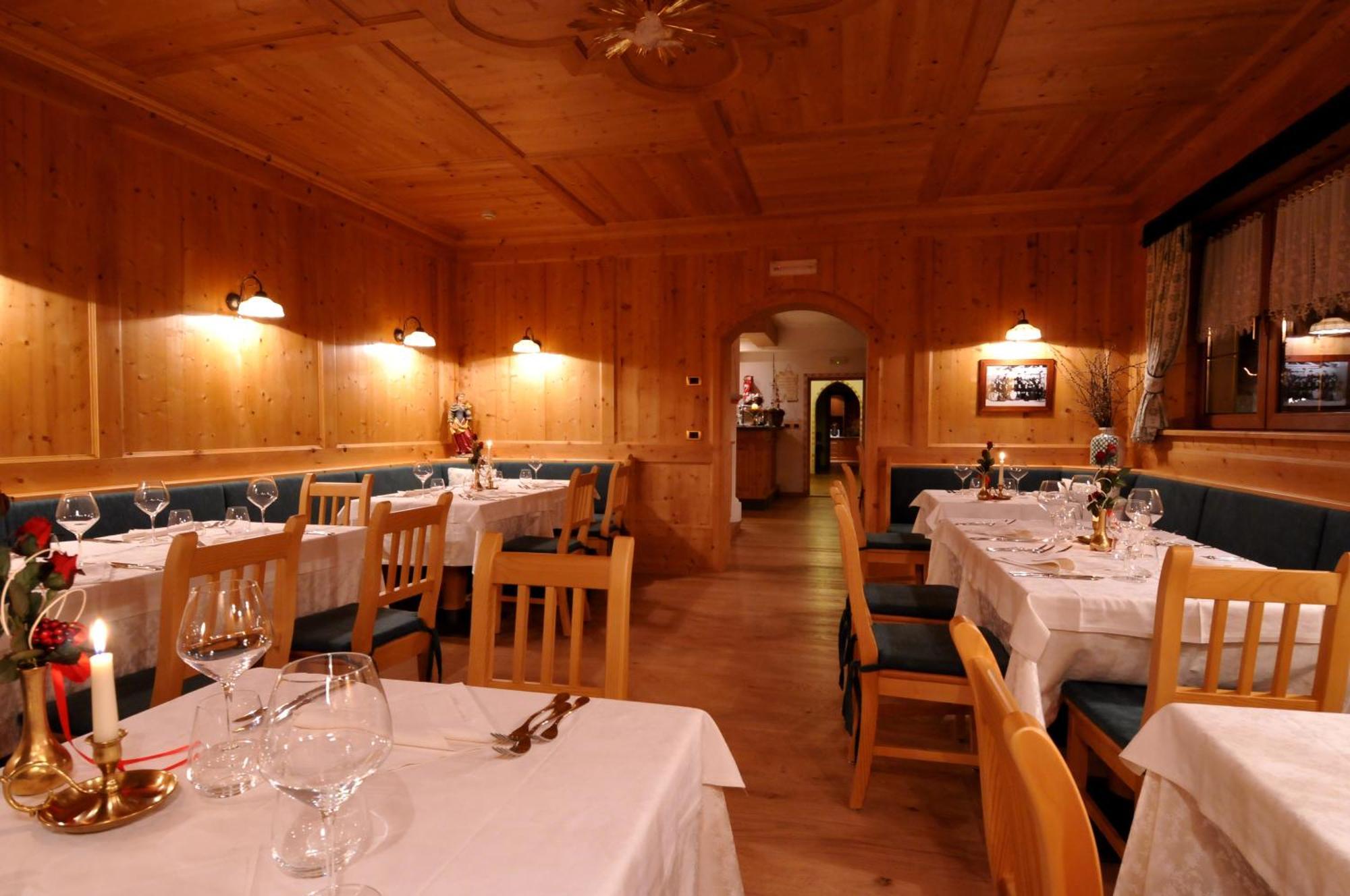 Hotel Valacia Pozza di Fassa Eksteriør billede