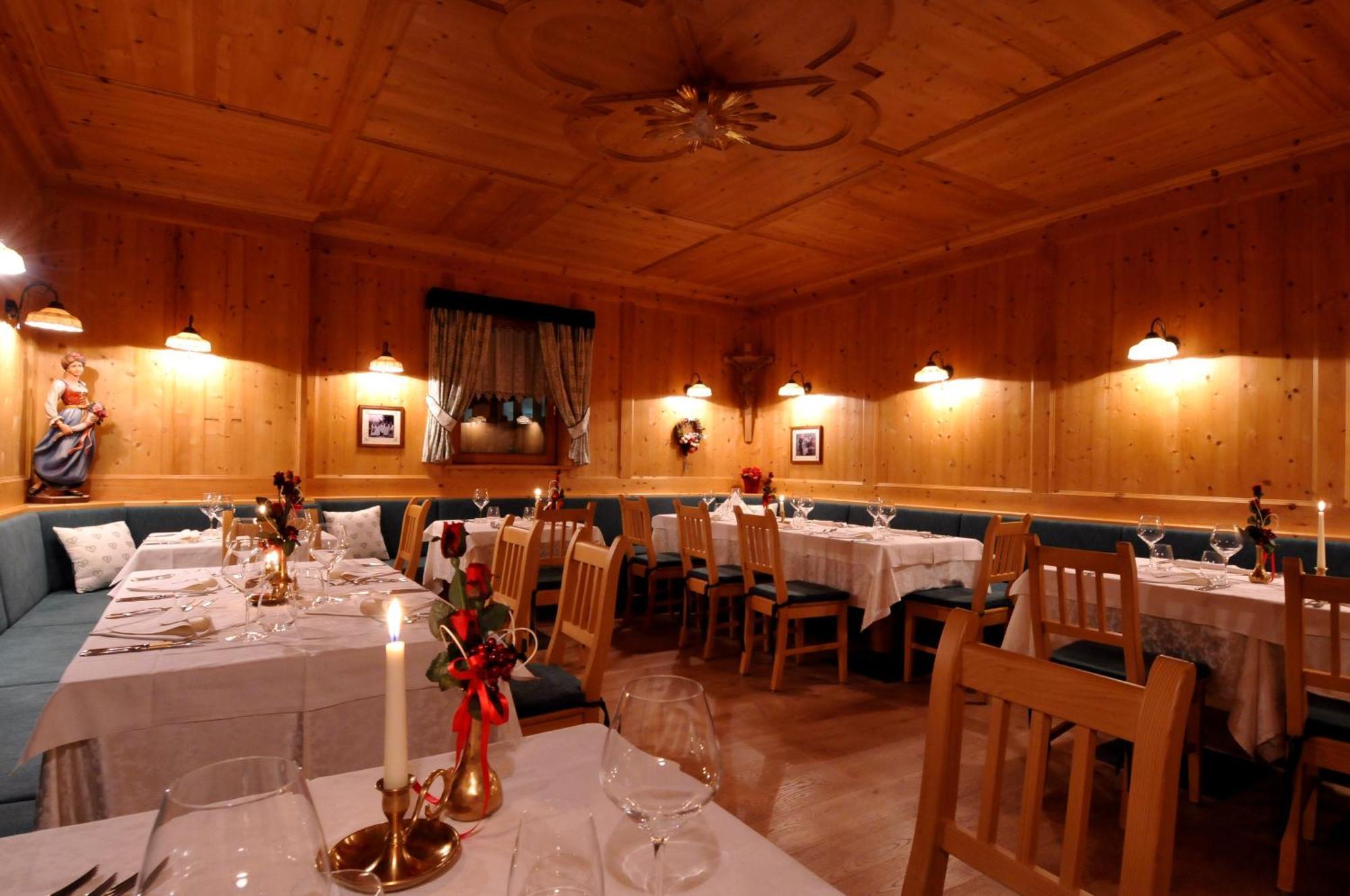 Hotel Valacia Pozza di Fassa Eksteriør billede