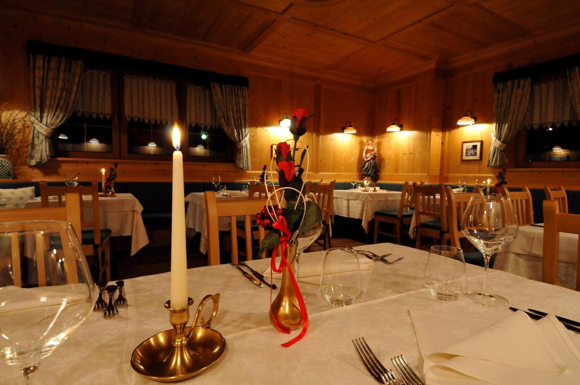 Hotel Valacia Pozza di Fassa Eksteriør billede