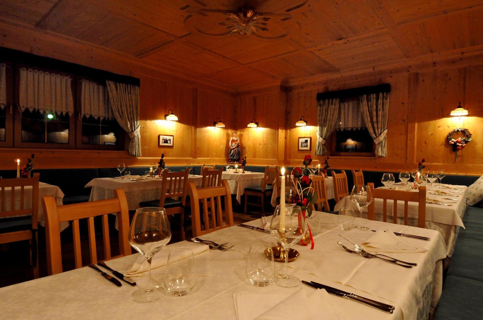 Hotel Valacia Pozza di Fassa Eksteriør billede