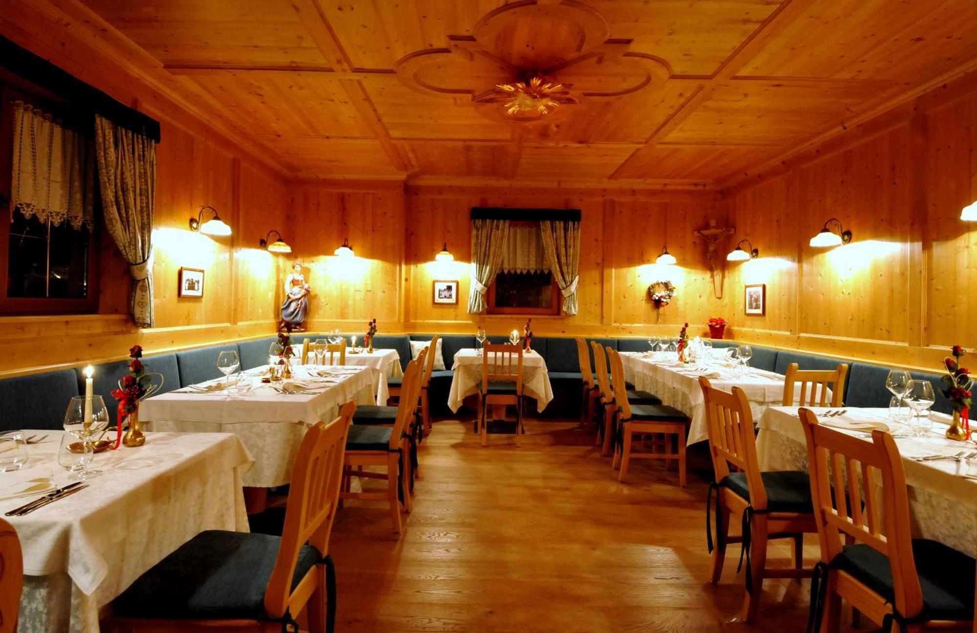 Hotel Valacia Pozza di Fassa Eksteriør billede