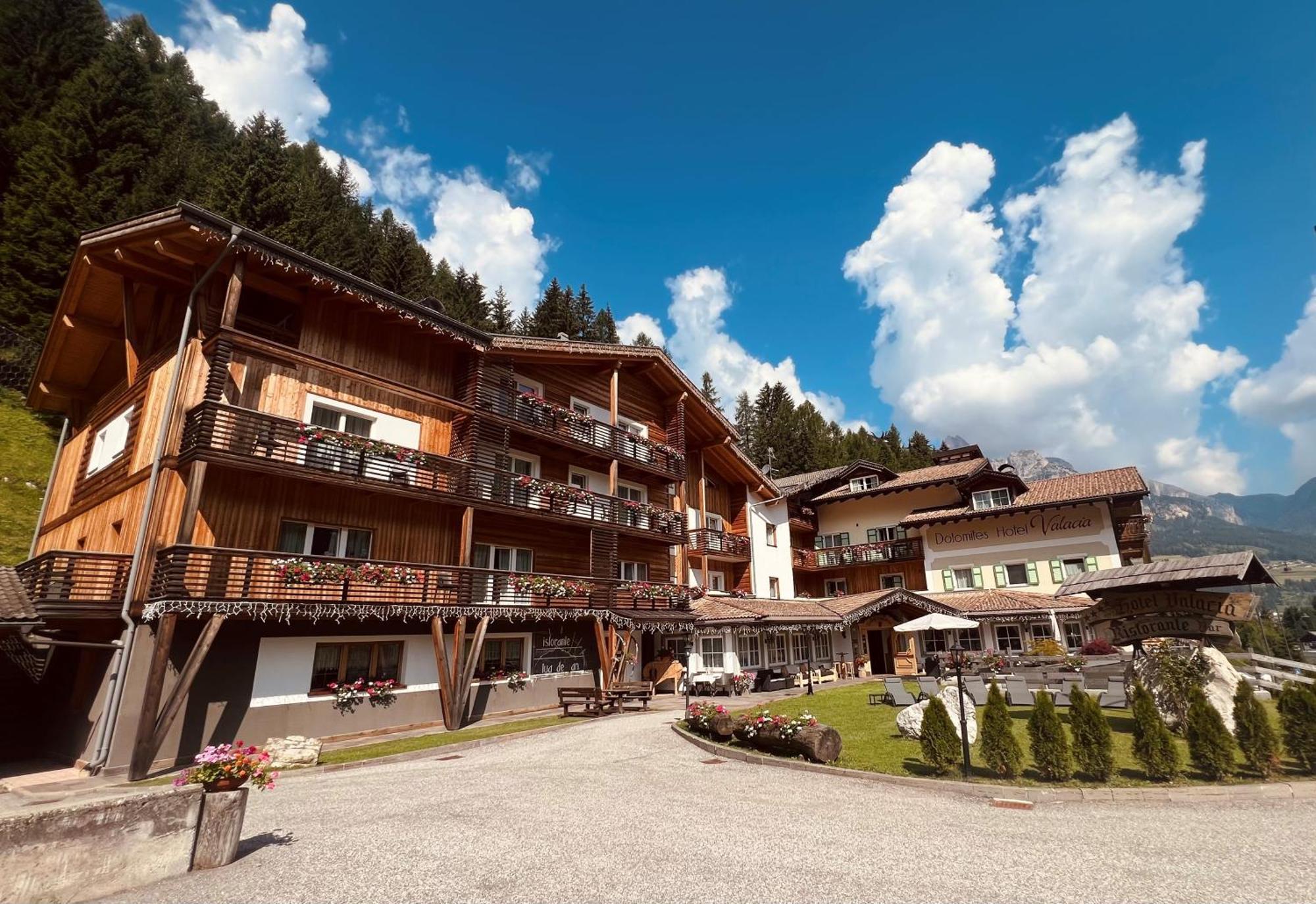 Hotel Valacia Pozza di Fassa Eksteriør billede