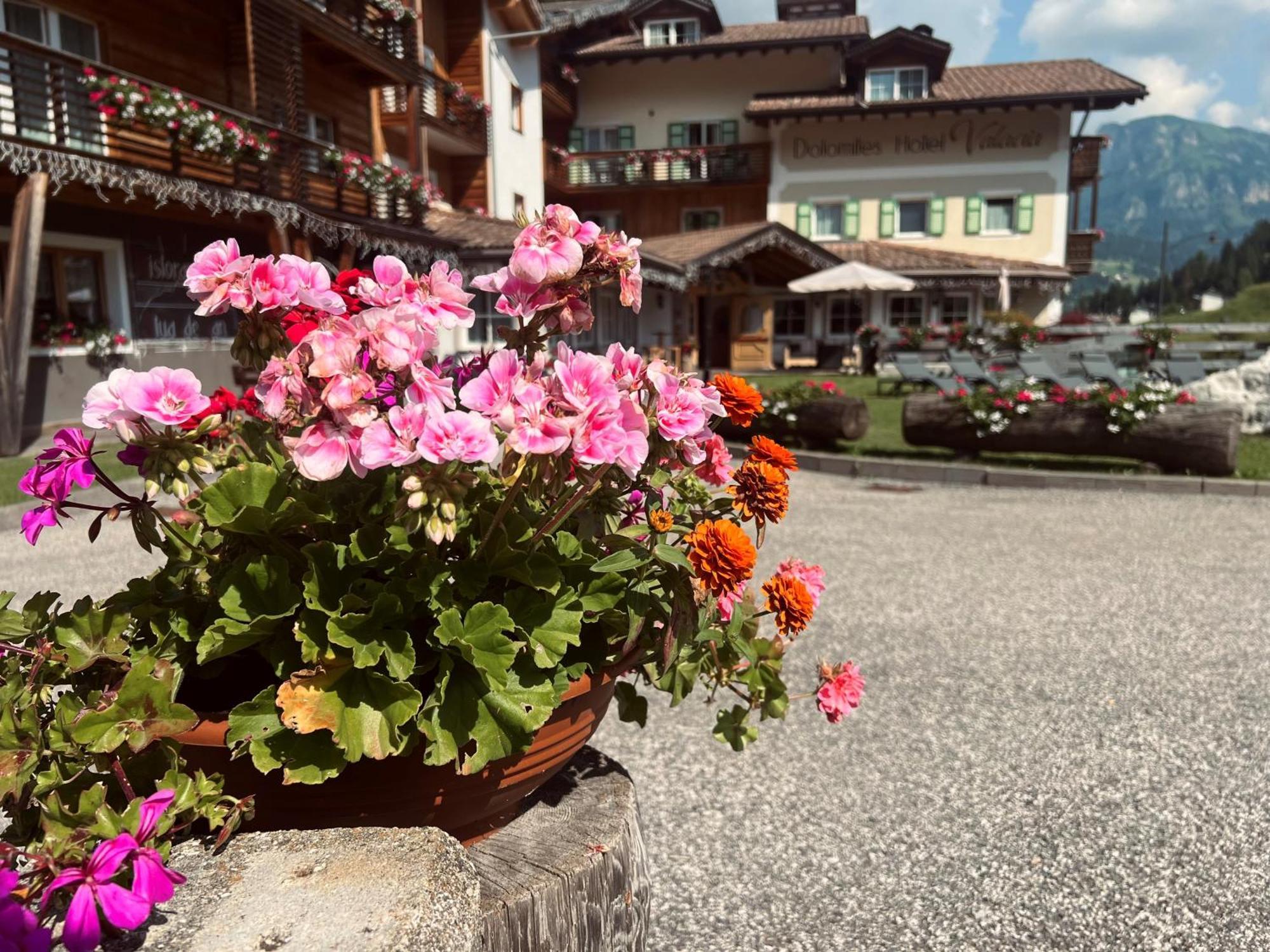 Hotel Valacia Pozza di Fassa Eksteriør billede