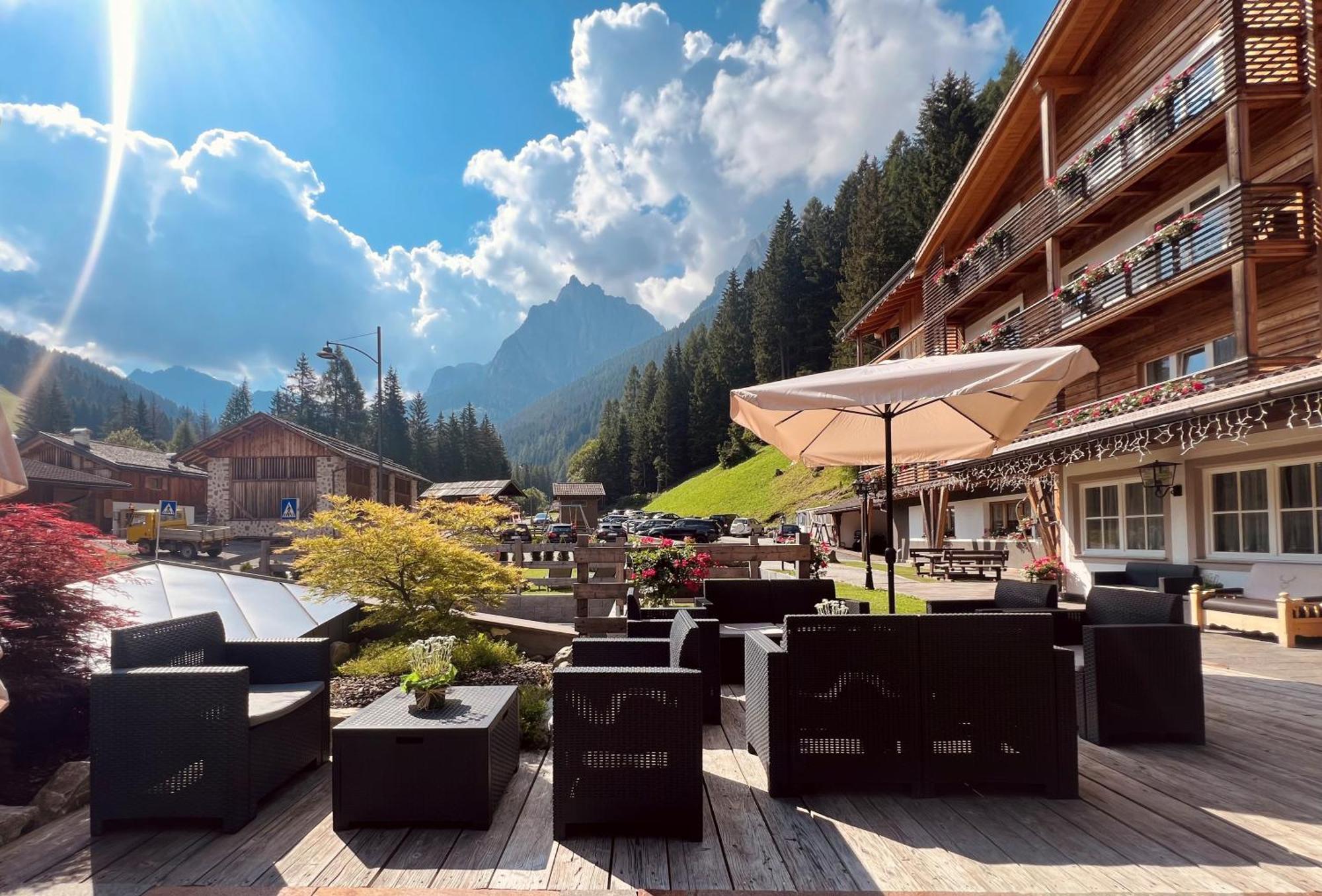Hotel Valacia Pozza di Fassa Eksteriør billede