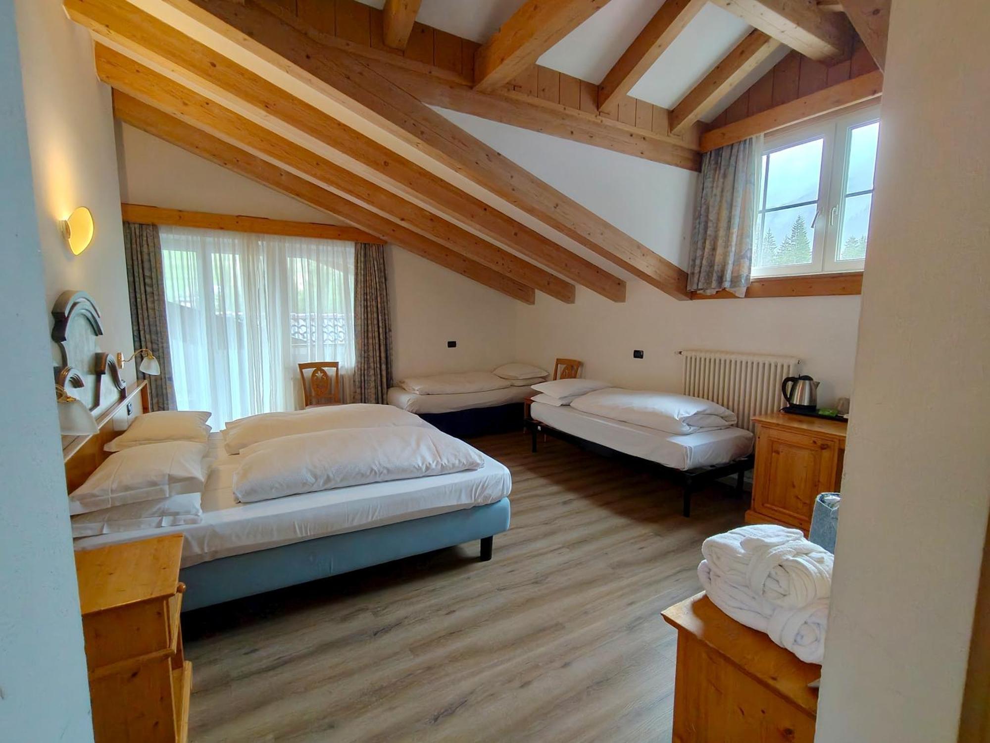 Hotel Valacia Pozza di Fassa Eksteriør billede
