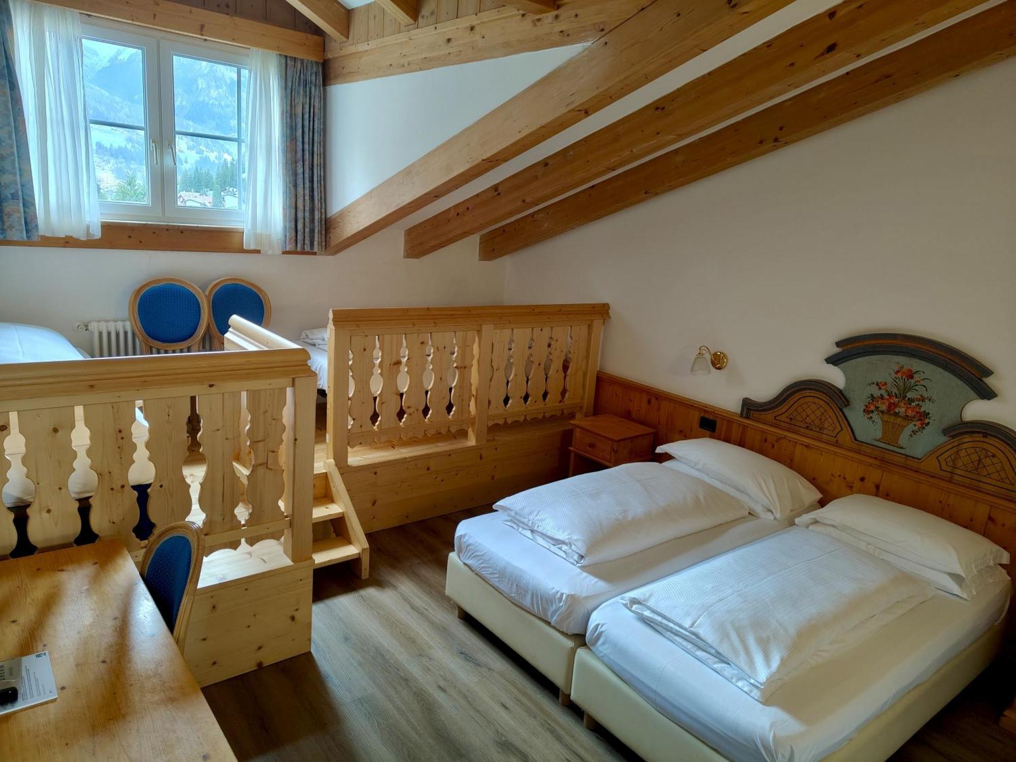Hotel Valacia Pozza di Fassa Eksteriør billede