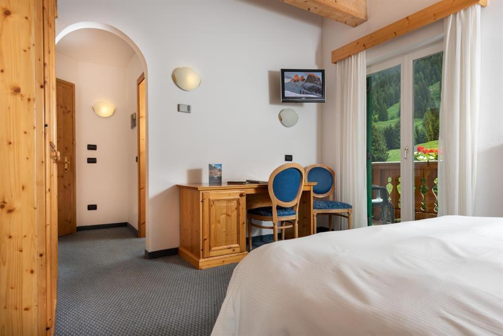 Hotel Valacia Pozza di Fassa Eksteriør billede