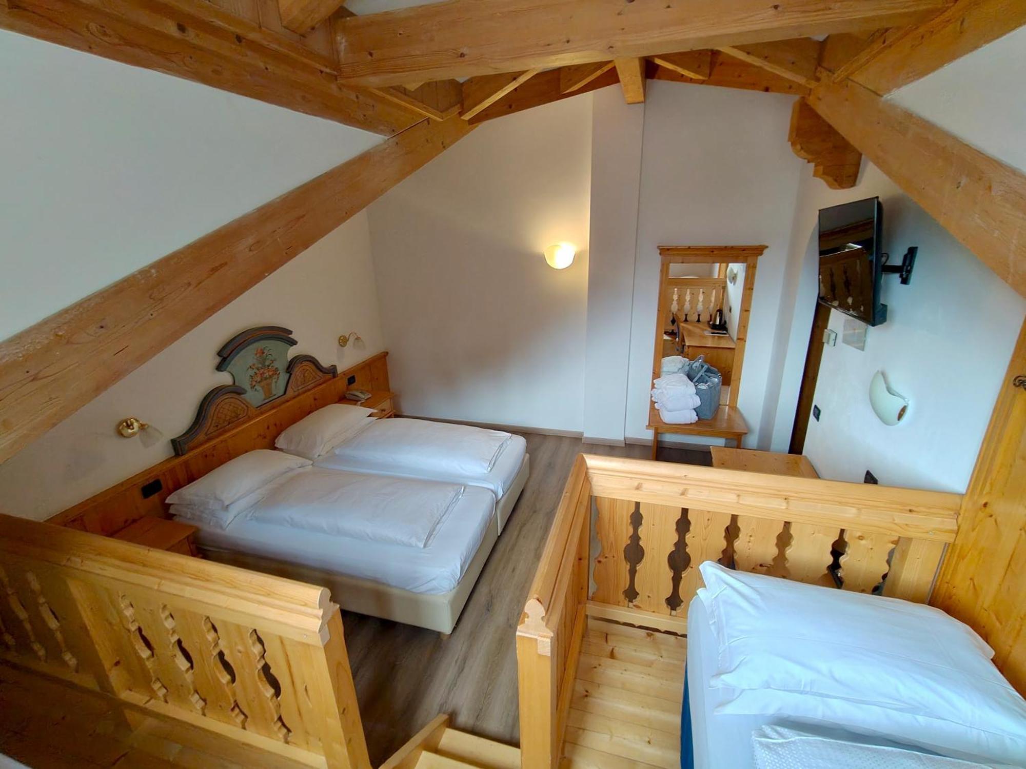 Hotel Valacia Pozza di Fassa Eksteriør billede