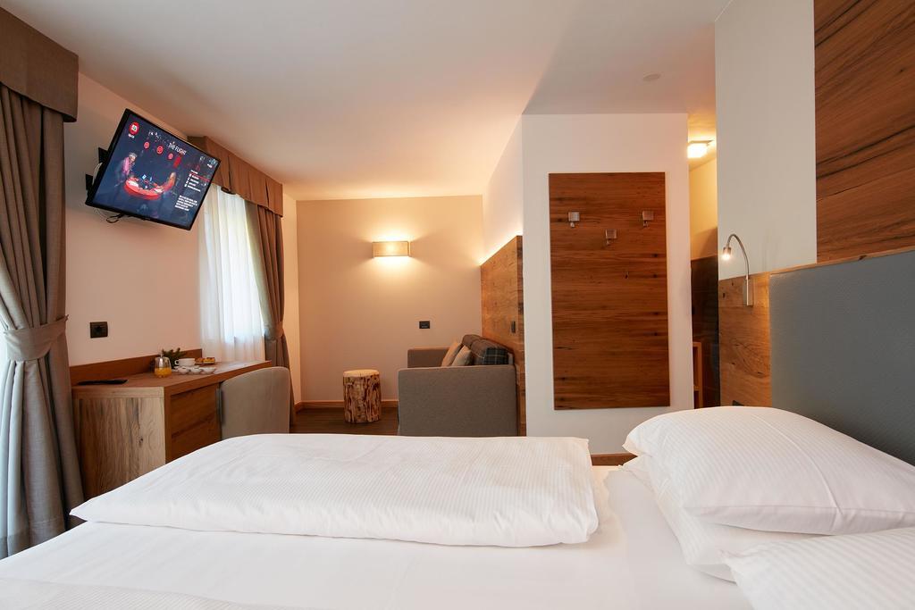 Hotel Valacia Pozza di Fassa Eksteriør billede