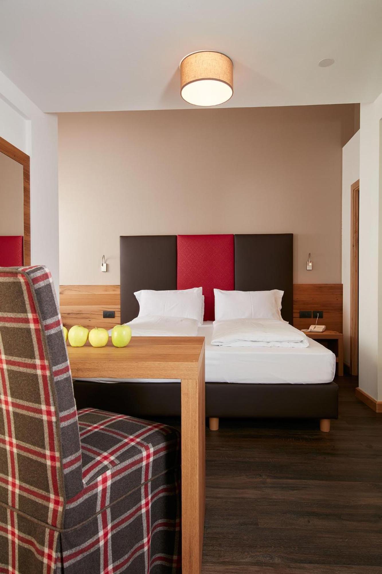 Hotel Valacia Pozza di Fassa Eksteriør billede