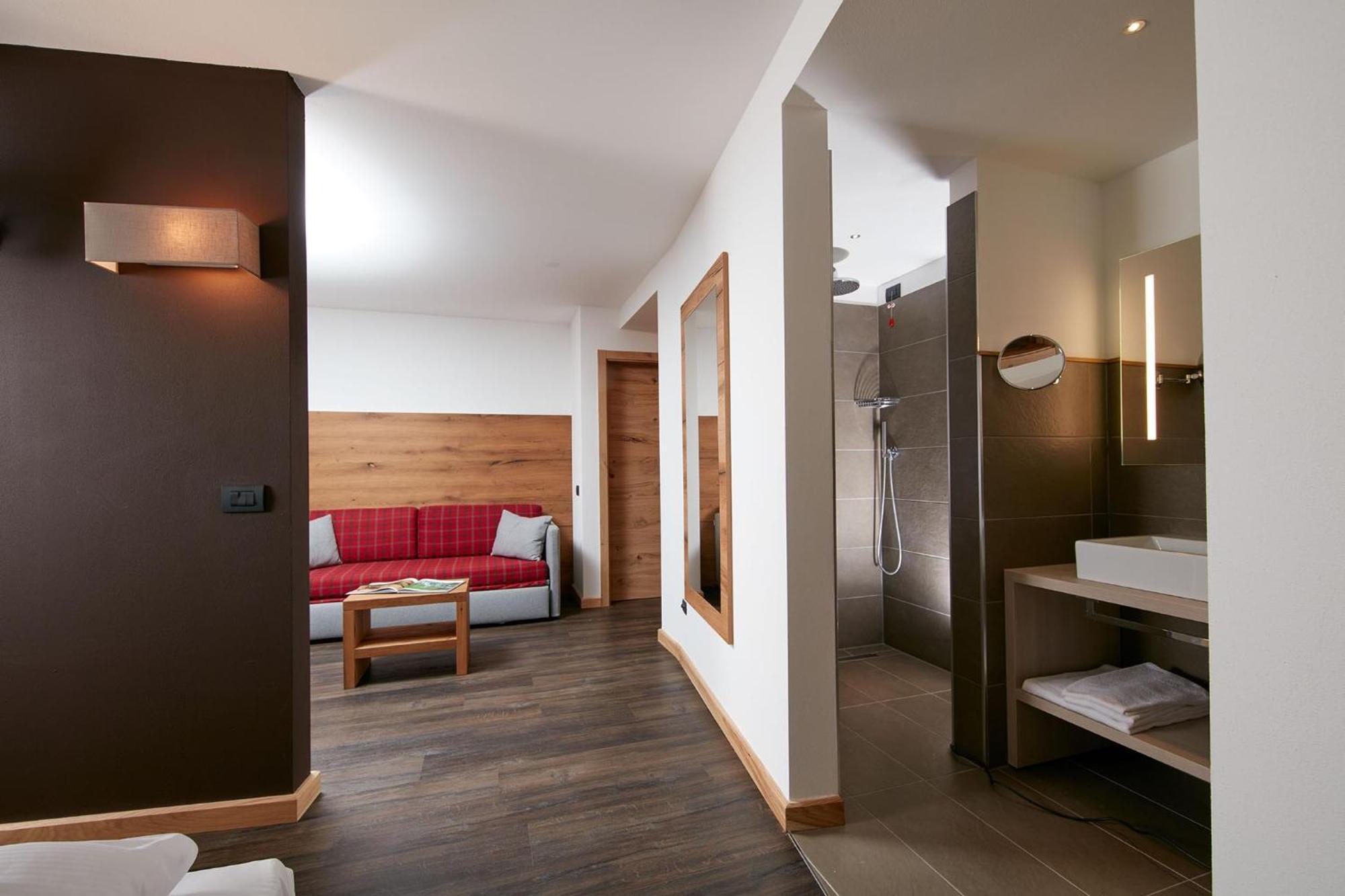 Hotel Valacia Pozza di Fassa Eksteriør billede
