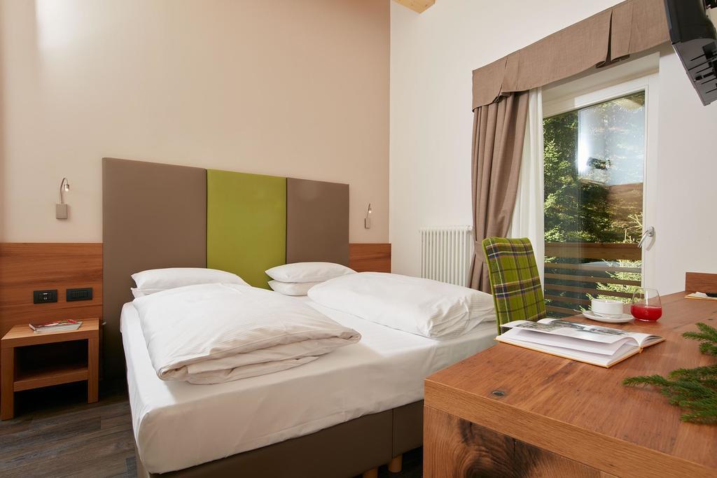 Hotel Valacia Pozza di Fassa Eksteriør billede