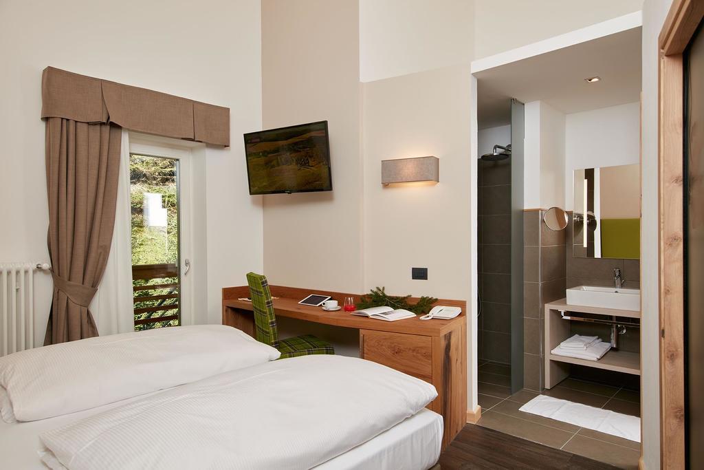 Hotel Valacia Pozza di Fassa Eksteriør billede