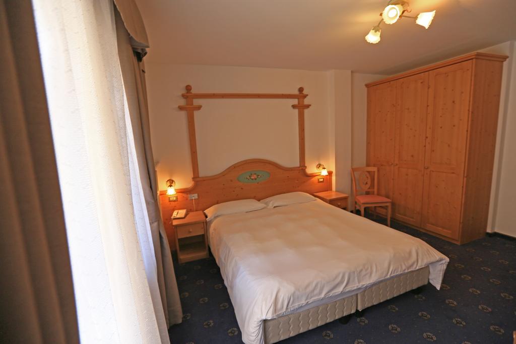 Hotel Valacia Pozza di Fassa Eksteriør billede