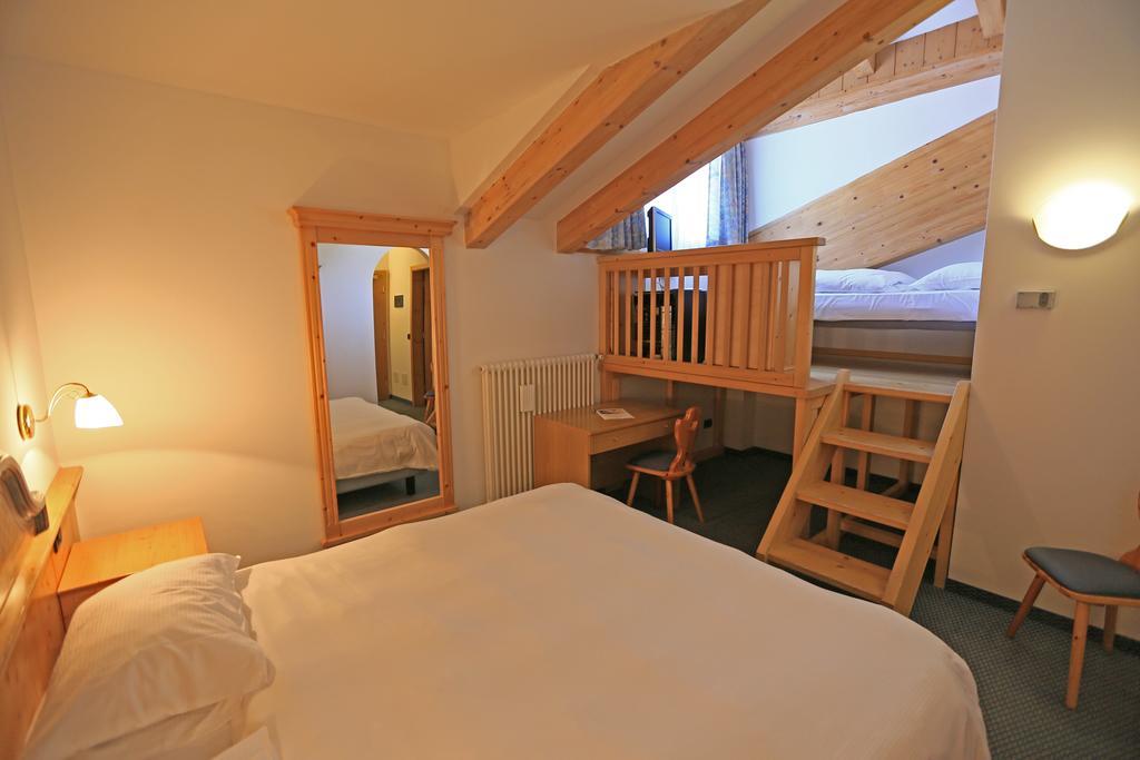 Hotel Valacia Pozza di Fassa Eksteriør billede
