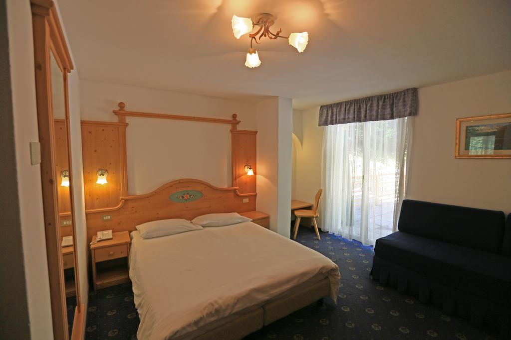 Hotel Valacia Pozza di Fassa Eksteriør billede