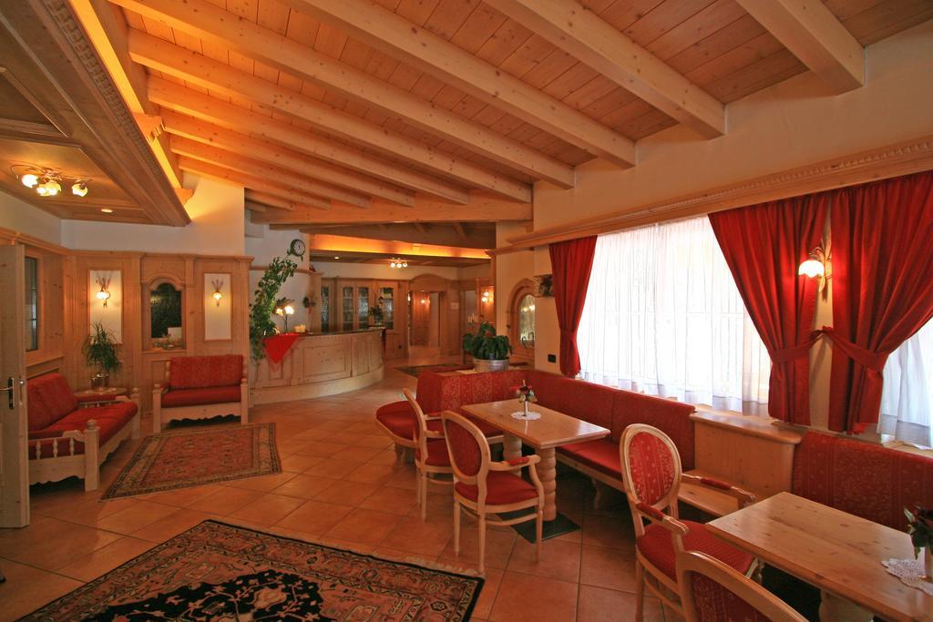 Hotel Valacia Pozza di Fassa Eksteriør billede