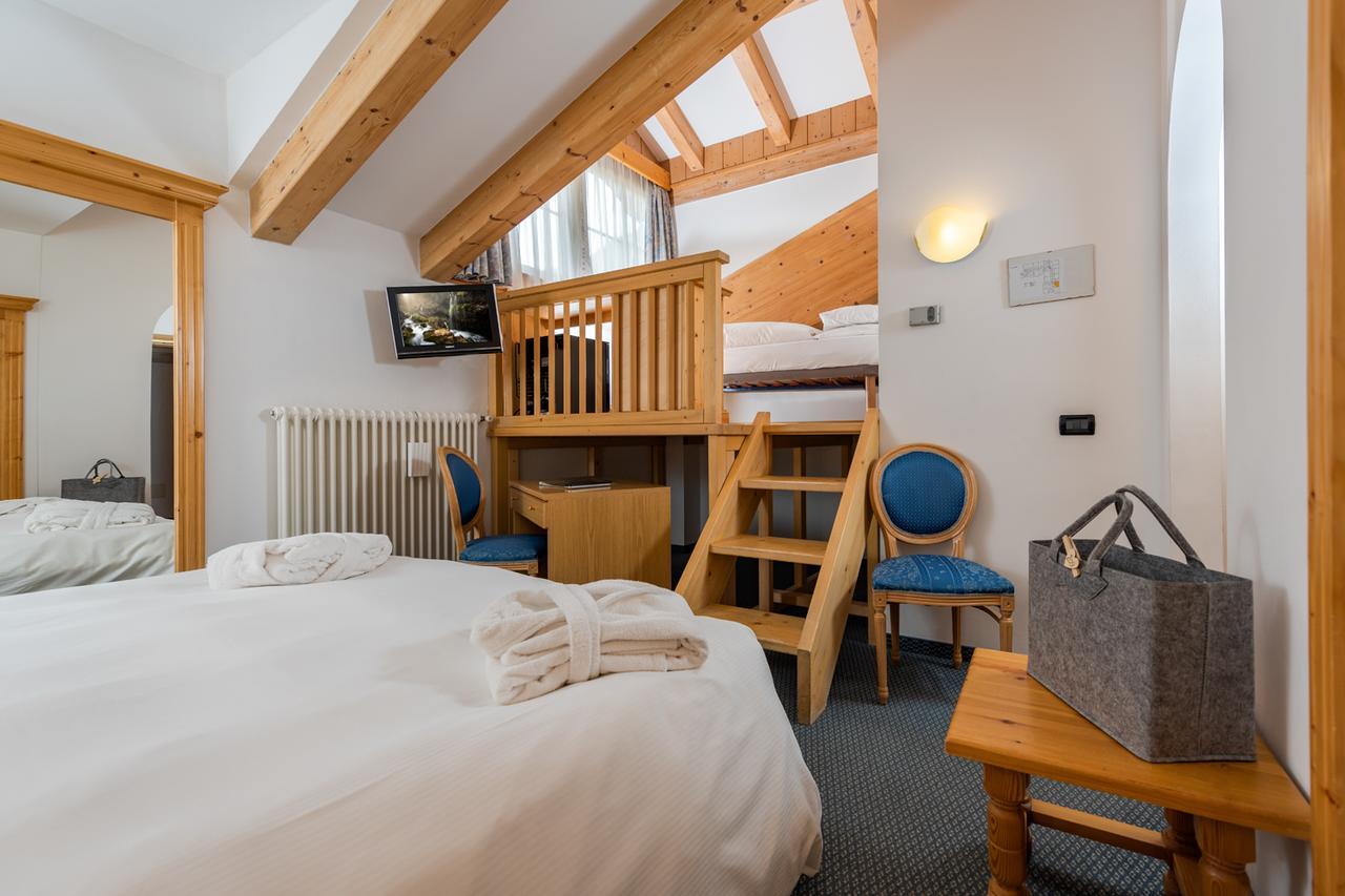 Hotel Valacia Pozza di Fassa Eksteriør billede