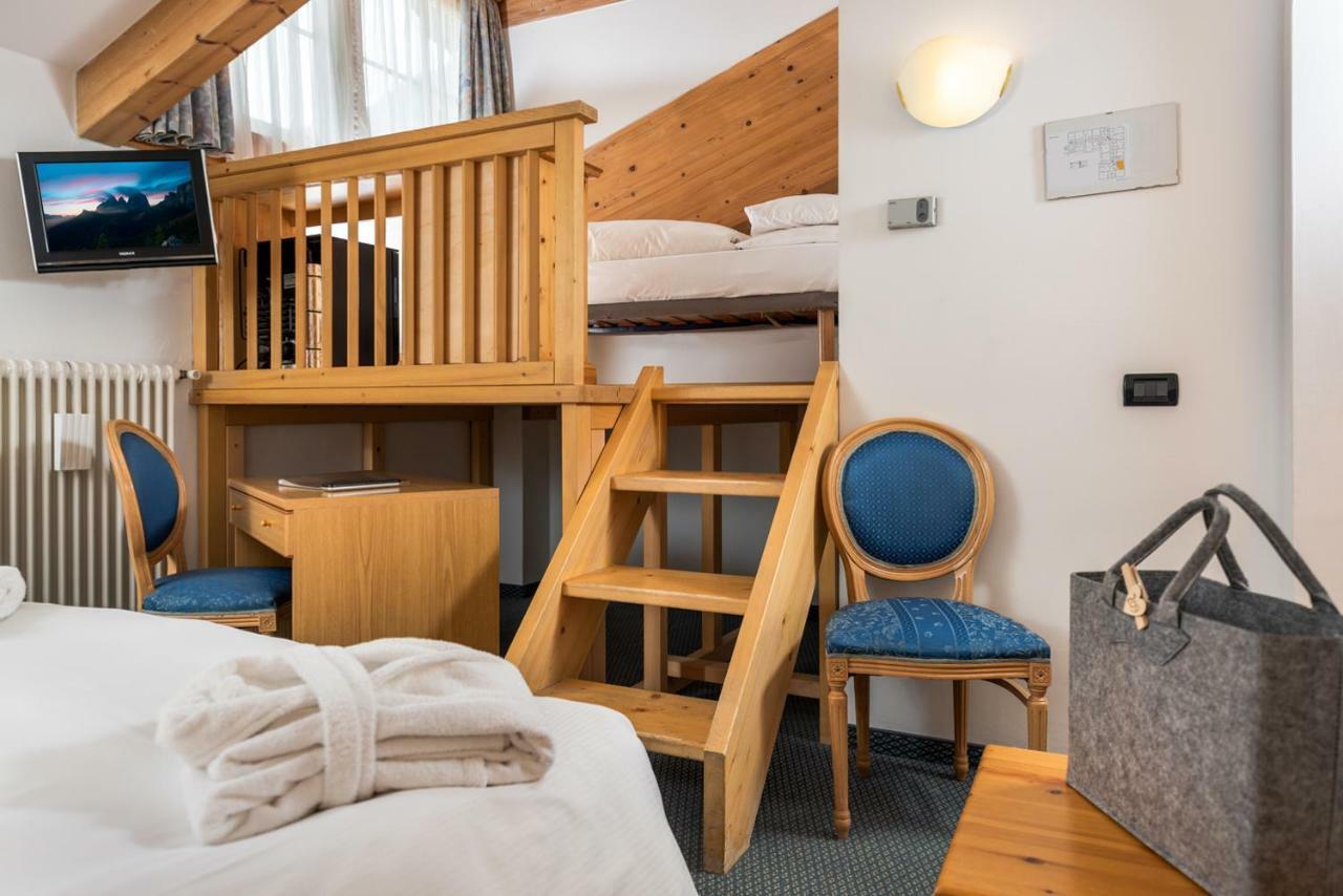 Hotel Valacia Pozza di Fassa Eksteriør billede