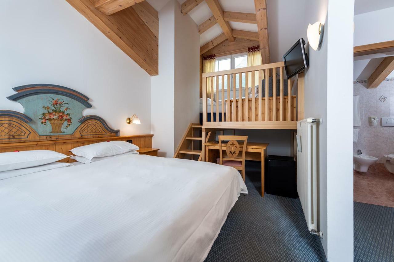 Hotel Valacia Pozza di Fassa Eksteriør billede